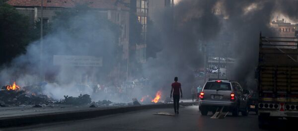 Protestors set uncollected garbage on fire and block a road as they protest against the ongoing refuse crisis in Beirut, Lebanon July 25, 2015. - Sputnik Afrique