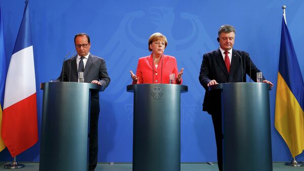 Le président français François Hollande, le président ukrainien Piotr Porochenko et la chancelière allemande Angela Merkel - Sputnik Afrique