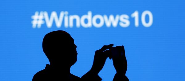 A Microsoft delegate takes a picture during the launch of the Windows 10 operating system in Kenya's capital Nairobi, July 29, 2015 - Sputnik Afrique