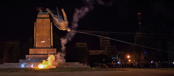 A Kharkov, la statue de Lenine a été mise à terre par les extrémistes de Kiev - Sputnik Afrique