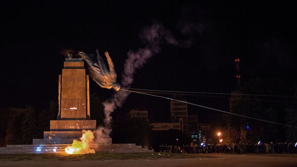 A Kharkov, la statue de Lenine a été mise à terre par les extrémistes de Kiev - Sputnik Afrique