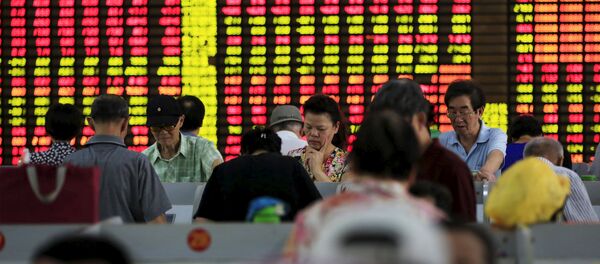 Investors look at computer screens showing stock information at a brokerage in Shanghai, China, August 26, 2015. - Sputnik Afrique