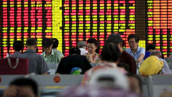 Investors look at computer screens showing stock information at a brokerage in Shanghai, China, August 26, 2015. - Sputnik Afrique