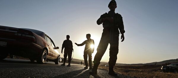 Afghan national army (ANA) Soldiers stand guard at a checkpoint on the outskirts of Jalalabad, east of Kabul, Afghanistan, Thursday, June 12, 2014. - Sputnik Afrique