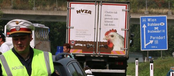 Dizaines de migrants retrouvés morts dans un camion sur une autoroute, août 2015, Autriche Dizaines de migrants retrouvés morts dans un camion sur une autoroute, août 2015, Autriche - Sputnik Afrique