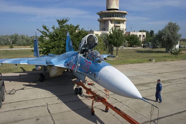 Crimée: les pilotes de chasse embarquée s’entraînent - Sputnik Afrique