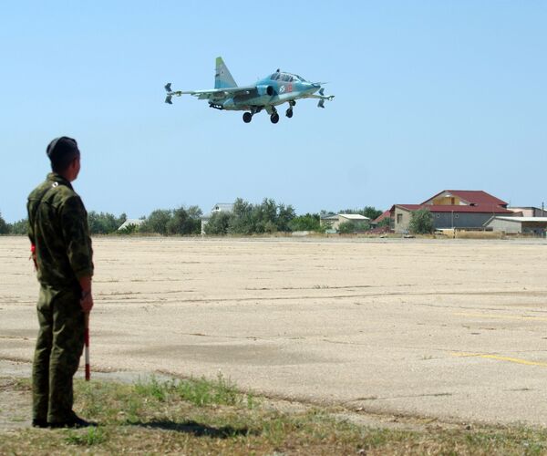 Crimée: les pilotes de chasse embarquée s’entraînent - Sputnik Afrique