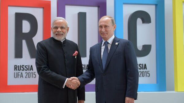 Vladimir Poutine et Narendra Modi lors de la cérémonie d'accueil des leaders des BRICS, le 9 juillet 2015 - Sputnik Afrique