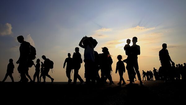 Syrian refugees from Kobani walk at the port of Kos following a rescue opperation off the Greek island of Kos August 10, 2015 - Sputnik Afrique
