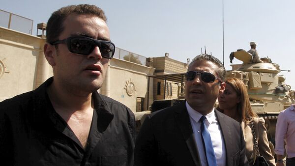 Al Jazeera television journalists Mohamed Fahmy (R) and Baher Mohamed talk to the media outside Tora prison, in Cairo, Egypt, July 30, 2015 - Sputnik Afrique
