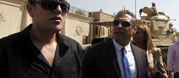Al Jazeera television journalists Mohamed Fahmy (R) and Baher Mohamed talk to the media outside Tora prison, in Cairo, Egypt, July 30, 2015 Al Jazeera television journalists Mohamed Fahmy (R) and Baher Mohamed talk to the media outside Tora prison, in Cairo, Egypt, July 30, 2015 - Sputnik Afrique