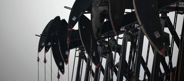 Oil pumps the desert oil fields of Sakhir, Bahrain - Sputnik Afrique