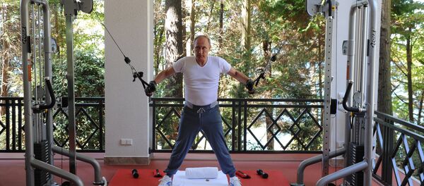 Russia: Putin and Medvedev pump iron in Sochi - Sputnik Afrique