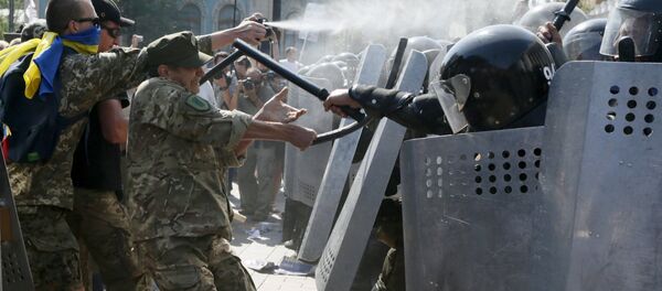 Demonstrators, who are against a constitutional amendment on decentralization, clash with police outside the parliament building in Kiev, Ukraine, August 31, 2015 - Sputnik Afrique