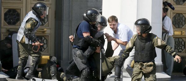 Ukrainian servicemen carry an injured comrade away from the parliament building in Kiev, Ukraine, August 31, 2015. - Sputnik Afrique