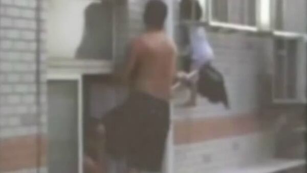 Un homme rattrape un enfant tombé par la fenêtre en Chine - Sputnik Afrique