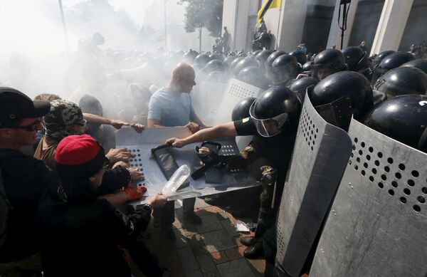 Ukraine: violentes manifestations devant le Parlement - Sputnik Afrique