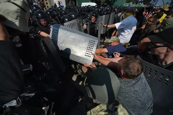 Ukraine: violentes manifestations devant le Parlement - Sputnik Afrique