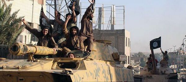 This undated image posted by the Raqqa Media Center, a Syrian opposition group, on Monday, June 30, 2014, which has been verified and is consistent with other AP reporting, shows fighters from the al-Qaida linked Islamic State of Iraq and the Levant (ISIL) during a parade in Raqqa, Syria. - Sputnik Afrique
