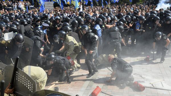 Police près du siège du parlement à Kiev - Sputnik Afrique