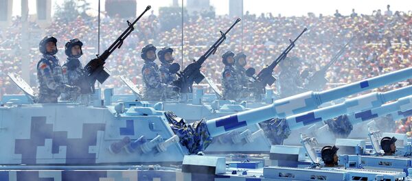 Солдаты военно-морских сил Китая на боевых машинах на параде в честь 70-летия победы во Второй мировой войне в Пекине Солдаты военно-морских сил Китая на боевых машинах на параде в честь 70-летия победы во Второй мировой войне в Пекине - Sputnik Afrique