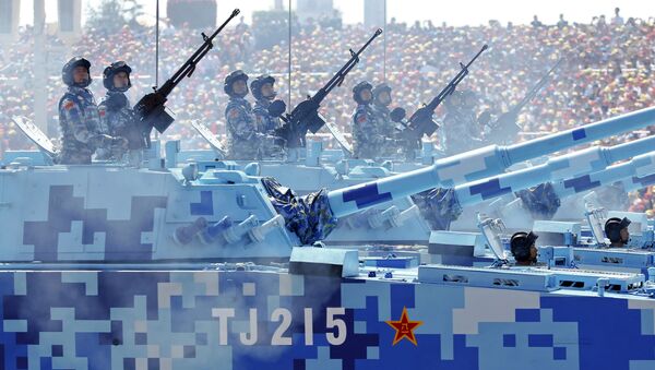 Солдаты военно-морских сил Китая на боевых машинах на параде в честь 70-летия победы во Второй мировой войне в Пекине - Sputnik Afrique