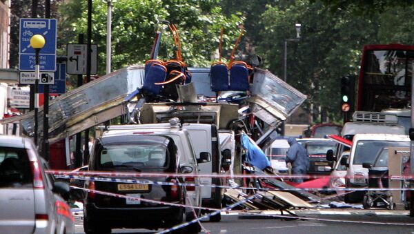 Les restes d'un bus qui a explosé près de Tavistock Square, dans le centre de Londres, le 7 juillet  2005. - Sputnik Afrique