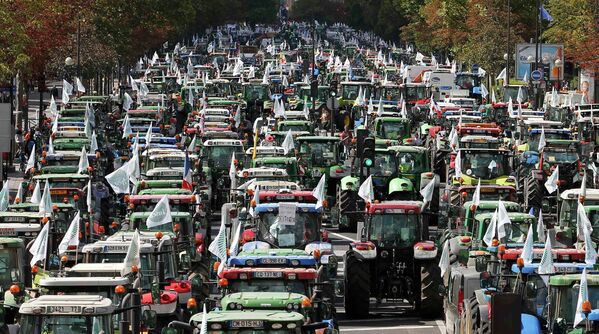 Crise des agriculteurs : des centaines de tracteurs à Paris - Sputnik Afrique