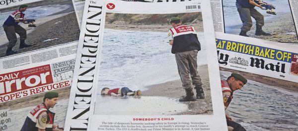 Les photos d'un tout petit enfant Aylan Kurdi noyé étendu sur une plage de Turquie Les photos d'un tout petit enfant Aylan Kurdi noyé étendu sur une plage de Turquie - Sputnik Afrique