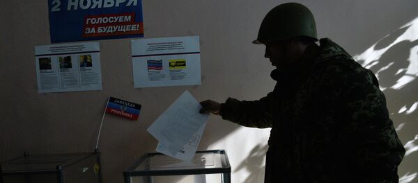 Members of the self-defense forces cast their votes at Polling Station No. 127 during the elections for the leader and the People's Council of the Donetsk People's Republic. - Sputnik Afrique