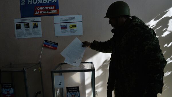 Members of the self-defense forces cast their votes at Polling Station No. 127 during the elections for the leader and the People's Council of the Donetsk People's Republic. - Sputnik Afrique
