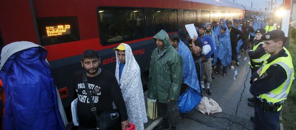 Les migrants qui s'apprêtent à prendre le train pour l'Allemagne depuis l'Autriche, le 5 septembre 2015 - Sputnik Afrique