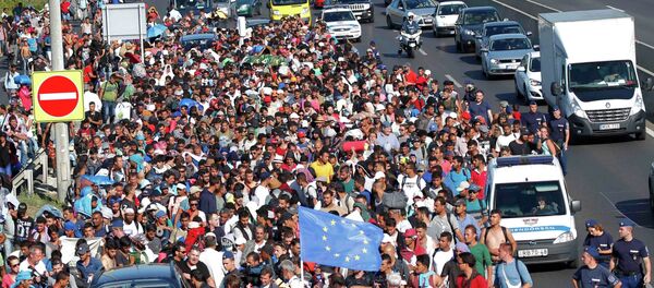 Migrants march along the highway towards the border with Austria, out of Budapest, Hungary, September 4, 2015. - Sputnik Afrique