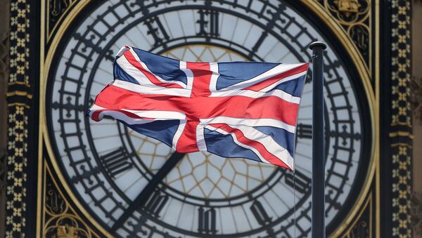 The Union Flag flutters in front of the Big Ben clock tower on the Houses of Parliament in London - Sputnik Afrique