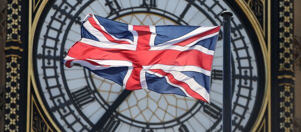 The Union Flag flutters in front of the Big Ben clock tower on the Houses of Parliament in London - Sputnik Afrique