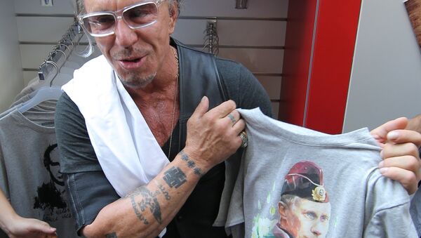 U.S. actor Mickey Rourke during the launch of sales of clothes and accessories featuring the picture of Russian President Vladimir Putin in GUM. - Sputnik Afrique