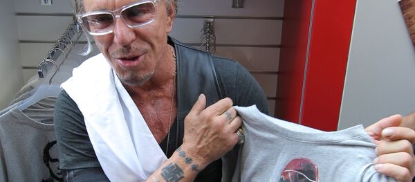 U.S. actor Mickey Rourke during the launch of sales of clothes and accessories featuring the picture of Russian President Vladimir Putin in GUM. U.S. actor Mickey Rourke during the launch of sales of clothes and accessories featuring the picture of Russian President Vladimir Putin in GUM. - Sputnik Afrique
