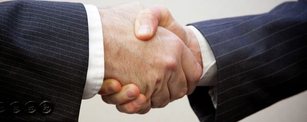 Une poignée de main - Sputnik Afrique