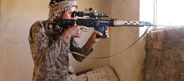 Боевик ИГ с оружием на боевом посту - Sputnik Afrique