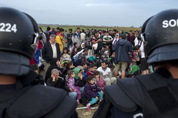 Des milliers de migrants aux frontières de l'UE - Sputnik Afrique