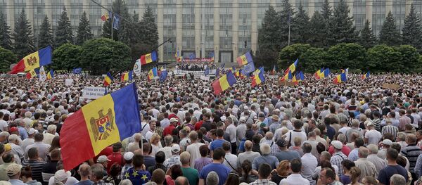 Protesters carry Moldova's national flags during an anti-government rally, organised by the civic platform Dignity and Truth (DA), in central Chisinau, Moldova, September 6, 2015 - Sputnik Afrique