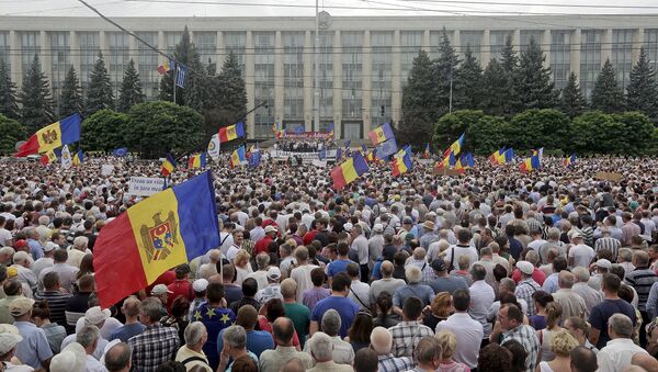Protesters carry Moldova's national flags during an anti-government rally, organised by the civic platform Dignity and Truth (DA), in central Chisinau, Moldova, September 6, 2015 - Sputnik Afrique