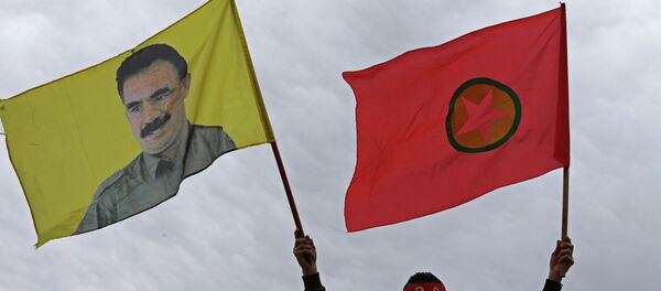 Drapeaux du PKK (Parti des travailleurs du Kurdistan) et avec un portrait de Abdullah Ocalan - Sputnik Afrique