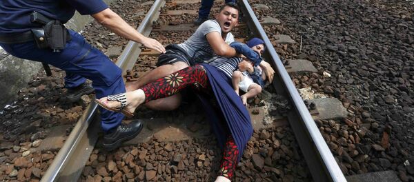 Des policiers et des migrants en Hongrie - Sputnik Afrique