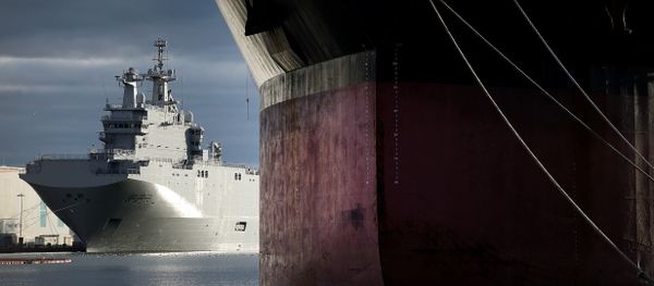 Le porte-hélicoptère de classe Mistral Vladivostok au port de Saint-Nazaire. Archive photo Le porte-hélicoptère de classe Mistral Vladivostok au port de Saint-Nazaire. Archive photo - Sputnik Afrique