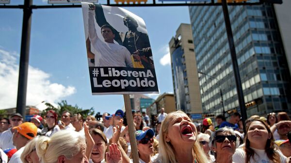 Supporters of jailed opposition leader Leopoldo Lopez chant slogans demanding his freedom and at an event marking the one year anniversary of his arrest and imprisonment in Caracas, Venezuela, Wednesday, Feb. 18, 2015 - Sputnik Afrique