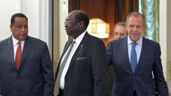 Sergueï Lavrov avec ses homologues soudanais Ibrahim Ghandour et sud-soudanais Barnaba Marial Benjamin - Sputnik Afrique
