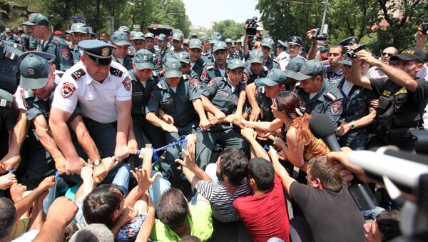 La police disperse les manifestants à Erevan - Sputnik Afrique