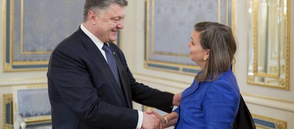 Victoria Nuland et Piotr Porochenko - Sputnik Afrique