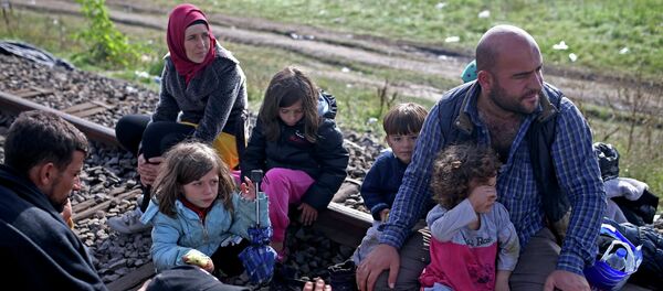 Migrants take a rest after crossing into the country from Serbia at the border near Roszke, Hungary September 12, 2015 - Sputnik Afrique